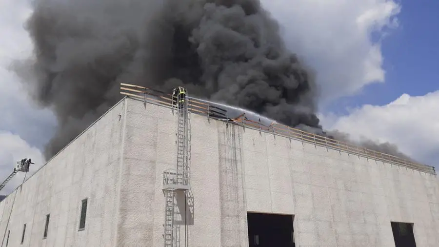 Grosso incendio alla Tecnofor di Paitone