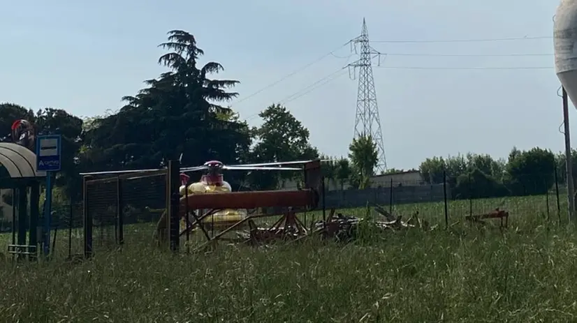 L'eliambulanza è atterrata in un campo vicino all'abitazione del 74enne a Castrezzato - Foto © www.giornaledibrescia.it