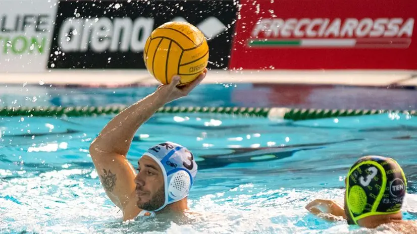 Cristian Presciutti in acqua - Foto New Reporter Papetti © www.giornaledibrescia.it
