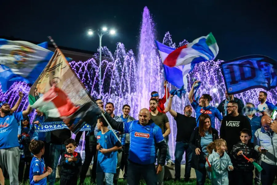 I tifosi del Napoli festeggiano lo scudetto in piazza Repubblica a Brescia