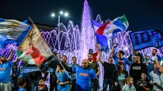 I tifosi del Napoli festeggiano lo scudetto in piazza Repubblica a Brescia