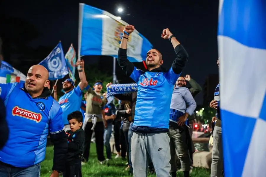 I tifosi del Napoli festeggiano lo scudetto in piazza Repubblica a Brescia