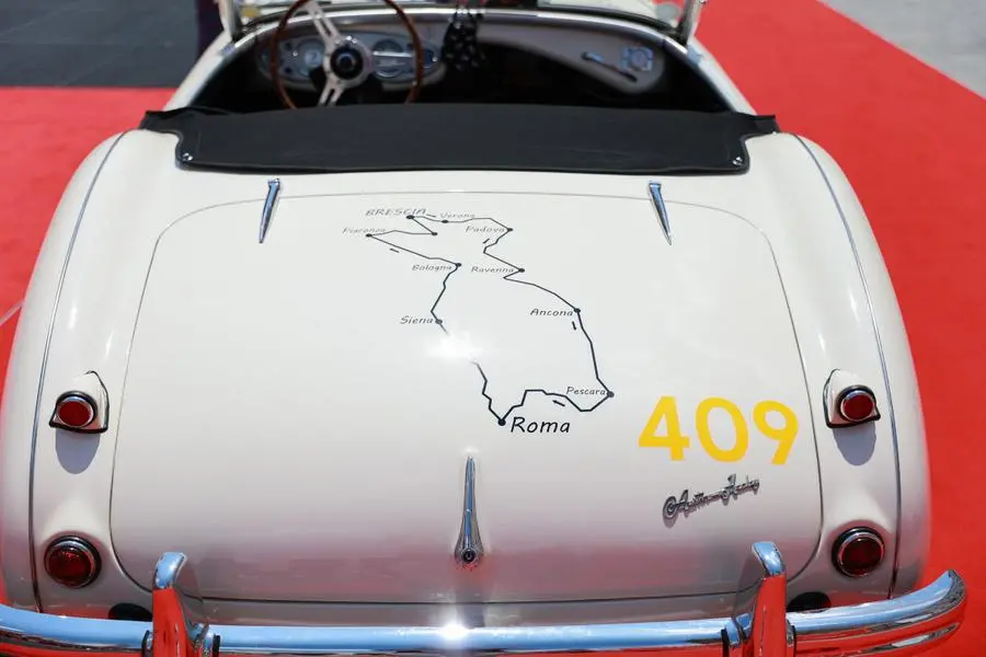 Mille Miglia 2023: la punzonatura in piazza Vittoria-8