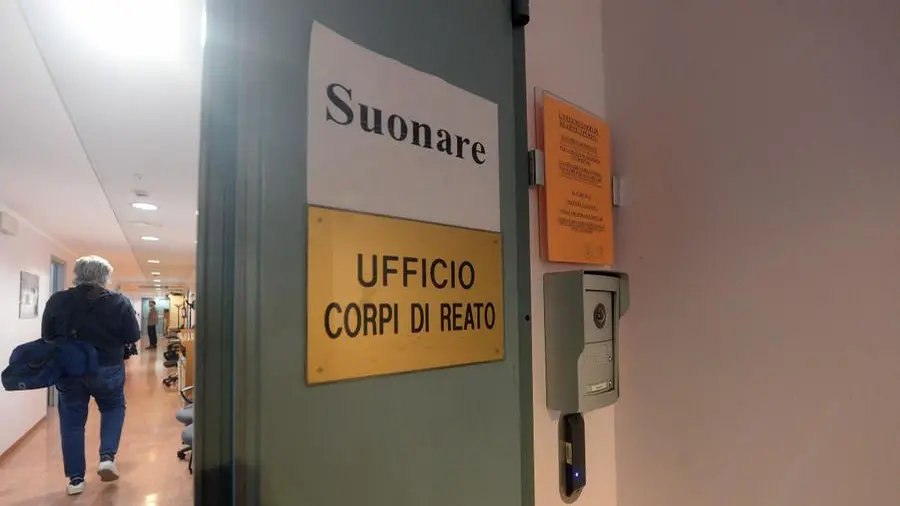 Nel caveau dove sono custoditi i corpi di reato al Palazzo di giustizia