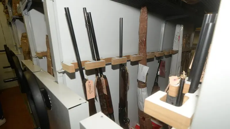 Le armi catalogate nel caveau - Foto Marco Ortogni Neg © www.giornaledibrescia.it