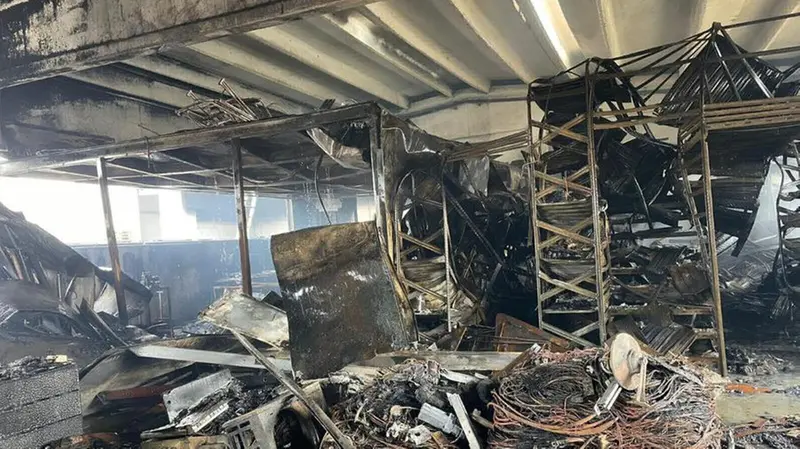 L'interno del capannone distrutto dall'incendio