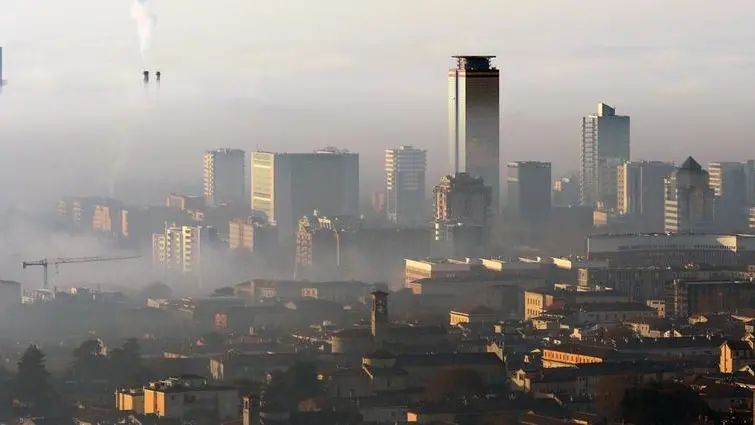 Brescia avvolta da foschia e inquinamento © www.giornaledibrescia.it