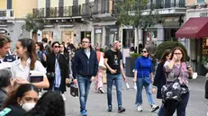 Cittadini a passeggio in centro di Brescia - © www.giornaledibrescia.it