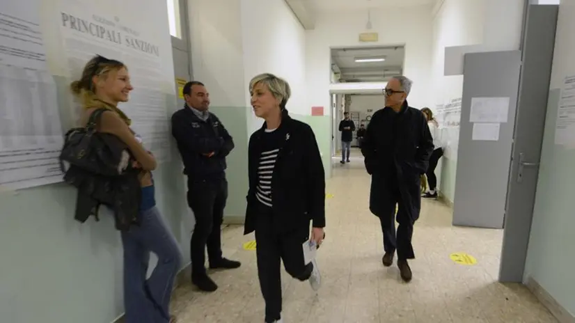 La candidata sindaca Laura Castelletti mentre vota