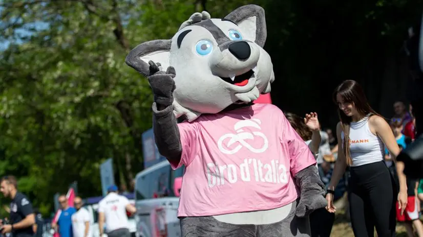 Il passaggio della carovana al chilometro zero a Vobarno