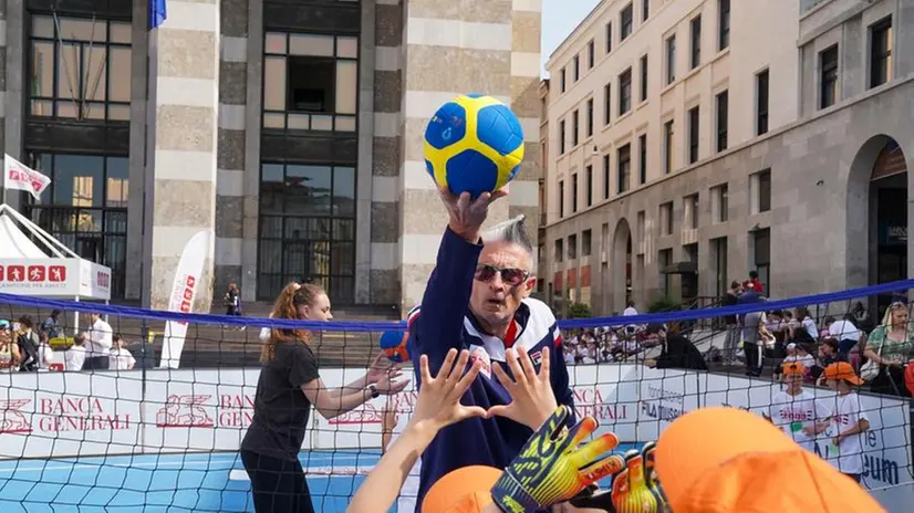 L'allenamento a cielo aperto di Lucchetta per i bambini bresciani