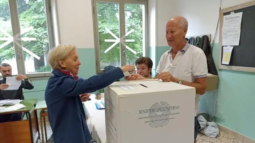 Loggia 2023, di buon mattino alle urne in uno dei seggi cittadini