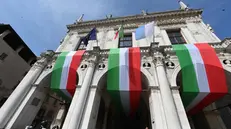 Il tricolore su Palazzo Loggia - Marco Ortogni/Neg © www.giornaledibrescia.it