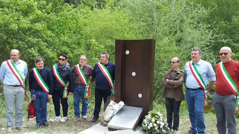 L’inaugurazione della stele in ricordo delle vittime a Gornji Vakuf con i sindaci bresciani -  © www.giornaledibrescia.it
