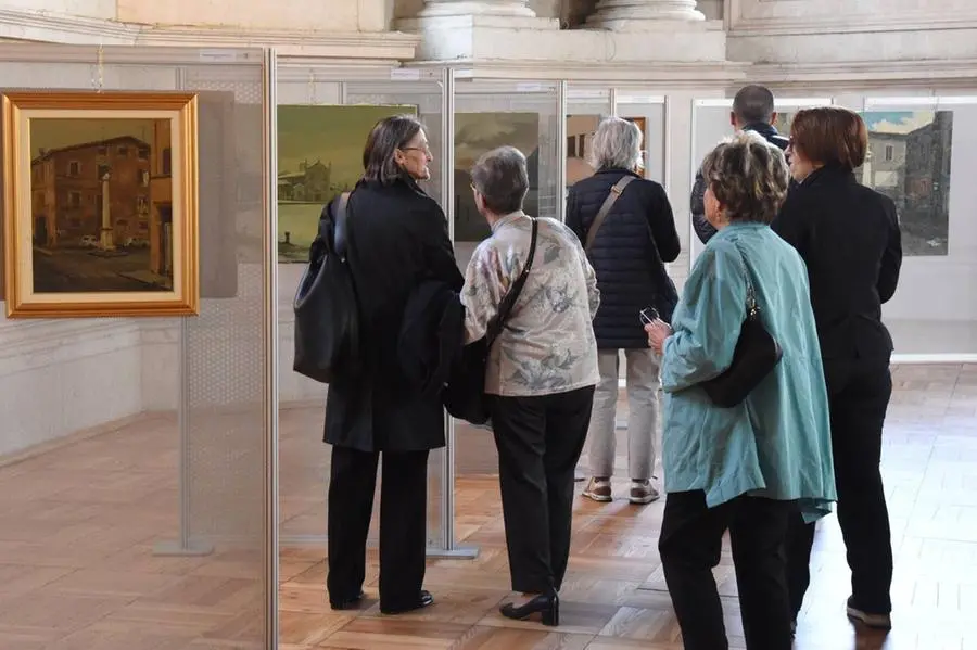 La mostra è allestita nel salone Vanvitelliano in Loggia a Brescia