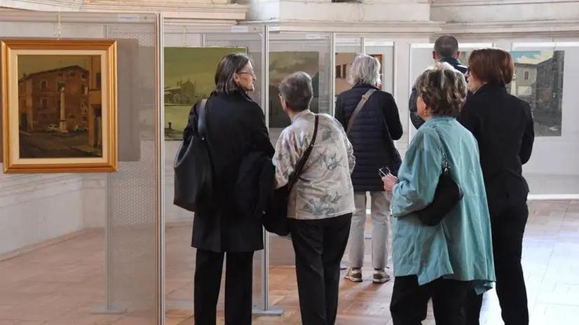 La mostra è allestita nel salone Vanvitelliano in Loggia a Brescia