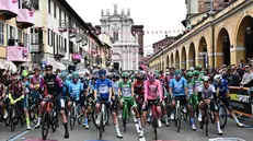 La partenza di una tappa del Giro d'Italia 2023 - Foto Ansa/Luca Zennaro © www.giornaledibrescia.it