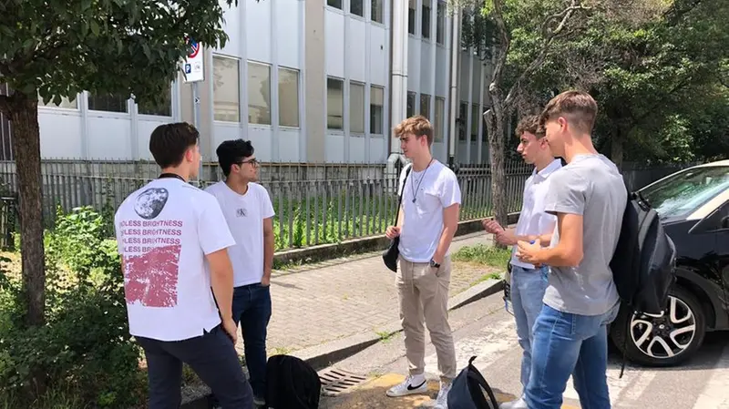 Un gruppo di studenti si confronta sulla prova fuori dal Castelli
