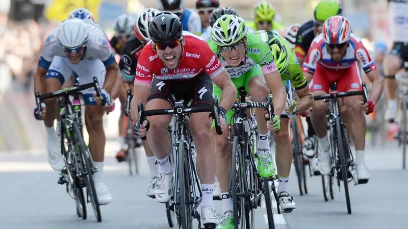 Mark Cavendish alla vittoria della 21esima tappa del Giro 2013 a Brescia - Foto Ansa © www.giornaledibrescia.it