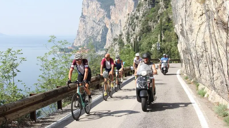 Ciclisti sulla Strada della Forra