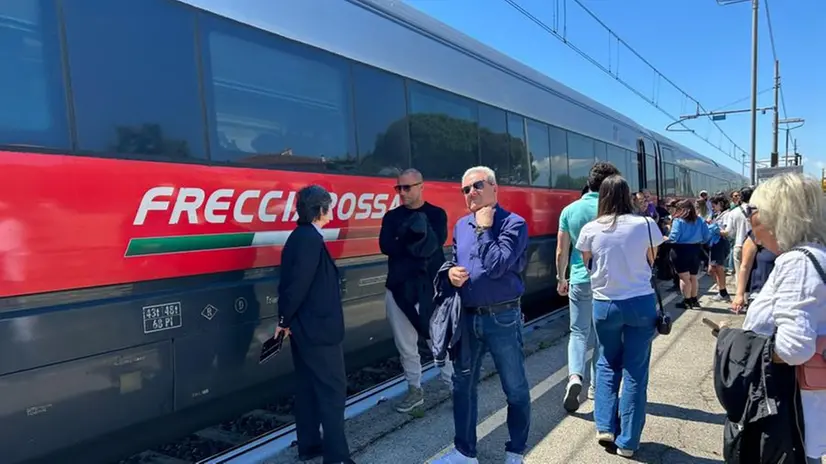 Passeggeri scesi dal treno Alta Velocità fermo ad Arezzo - Ansa © www.giornaledibrescia.it