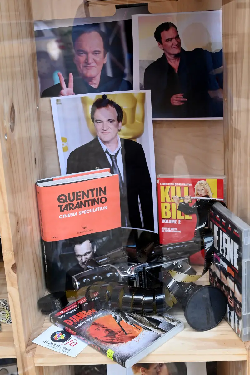 Le vetrine dei negozi in centro allestite per l'arrivo di Tarantino