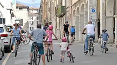 Ciclisti in centro a Brescia - © www.giornaledibrescia.it