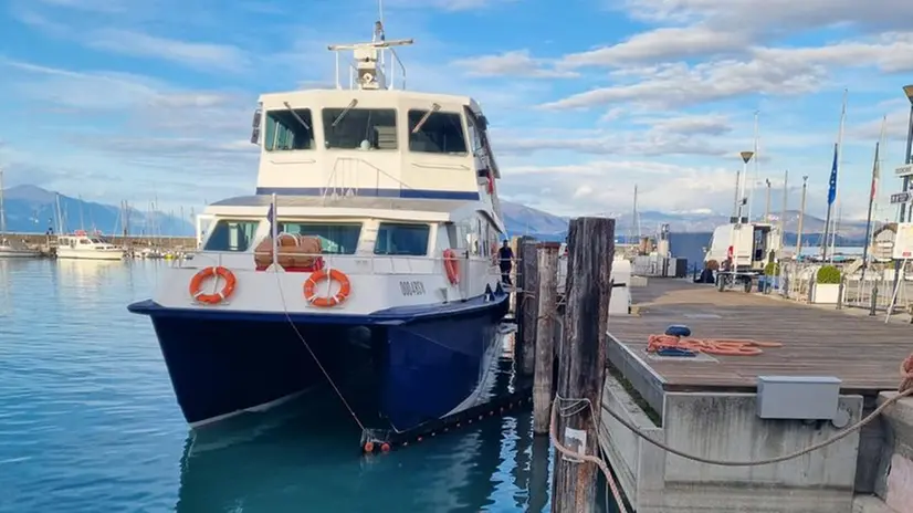 Lo sversamento di gasolio al porto di Desenzano
