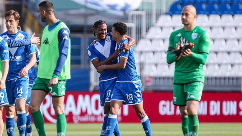 Il Brescia in campo contro la Ternana a Pasquetta