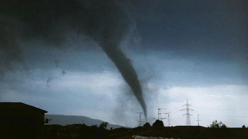 Un'immagine della tromba d'aria che il 3 luglio 1995 colpì i comuni di Cividino, Palazzolo sull'Oglio e Capriolo