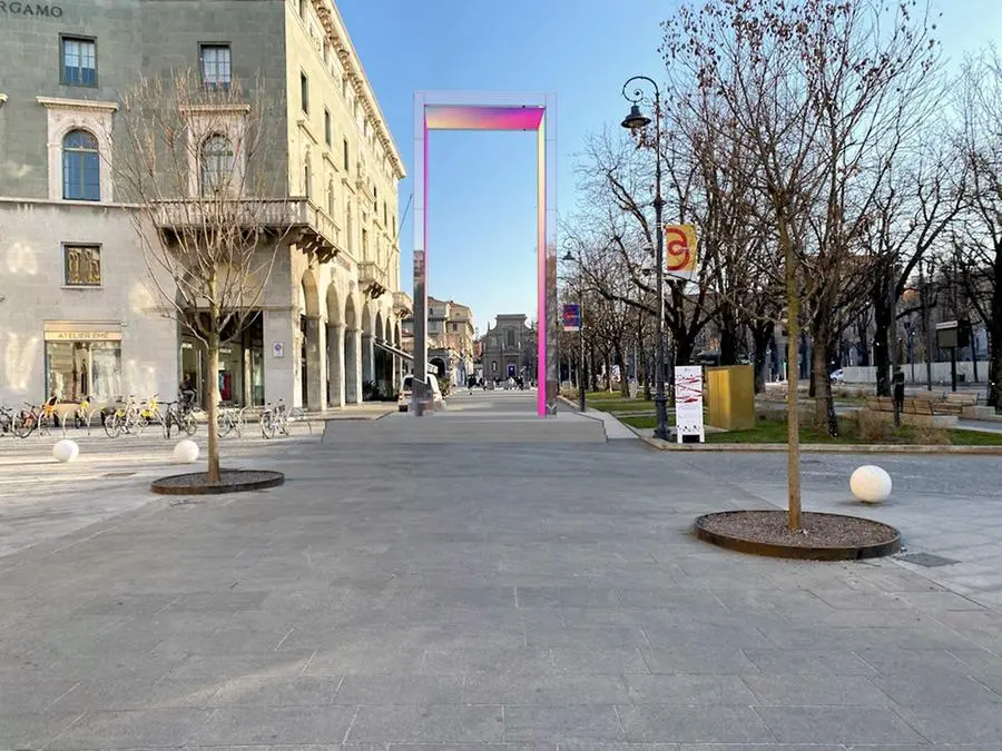 Gli Stargate in piazza Vittoria a Brescia e in piazza Matteotti a Bergamo
