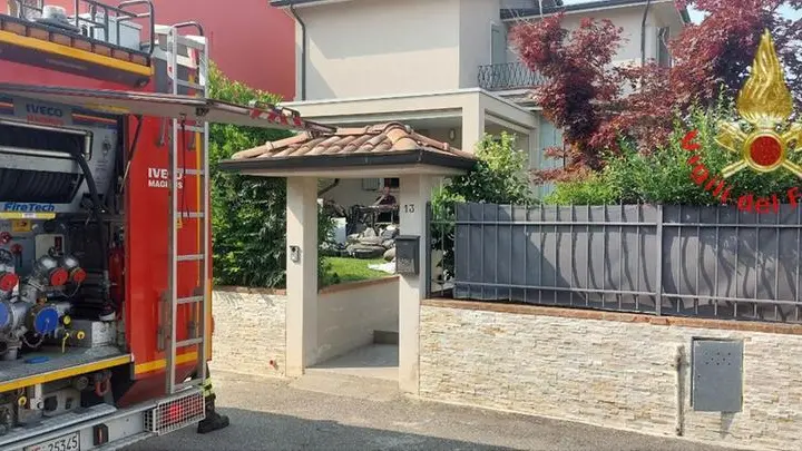 L'intervento dei vigili del fuoco per l'incendio in via Brolo a Borgo San Giacomo