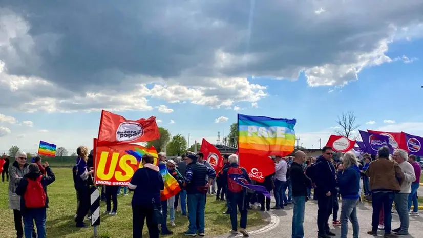 Il presidio pacifista davanti all’aeroporto militare di Ghedi