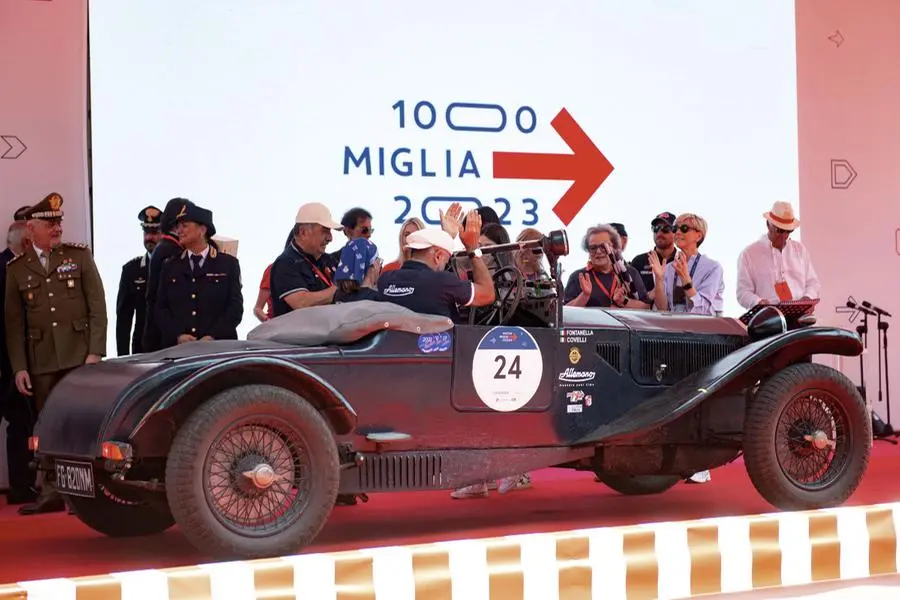 Mille Miglia 2023, l'arrivo in pedana a Brescia degli equipaggi-1