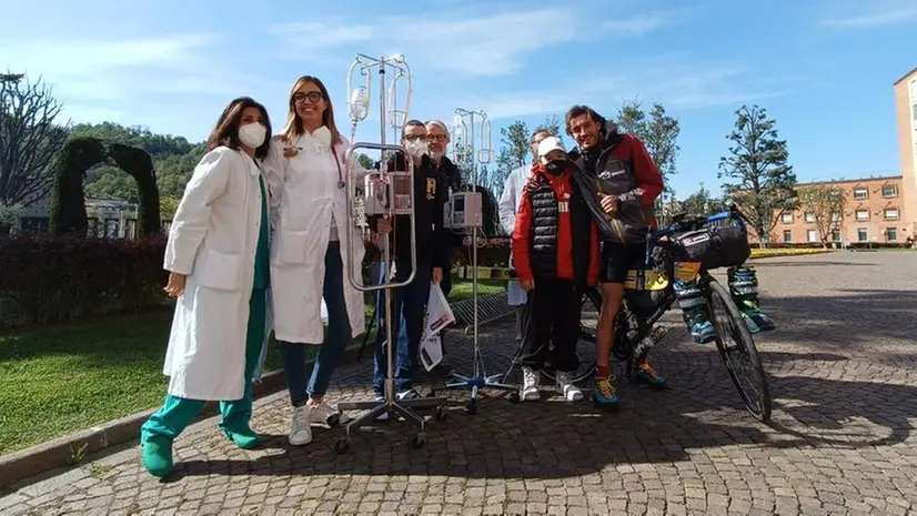 Il team medico di Oncoematologia (da dx: Elena Soncini, Veronica Maria Folsi, Fulvio Porta), Antonio Gialdini e Ettore Campana con due giovani pazienti © www.giornaledibrescia.it
