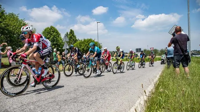 Il passaggio del Giro d'Italia a Pozzolengo nel 2021 - Foto © www.giornaledibrescia.it