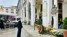 L'omaggio di Laura Castelletti alla stele delle vittime della Strage di Piazza della Loggia - © www.giornaledibrescia.it