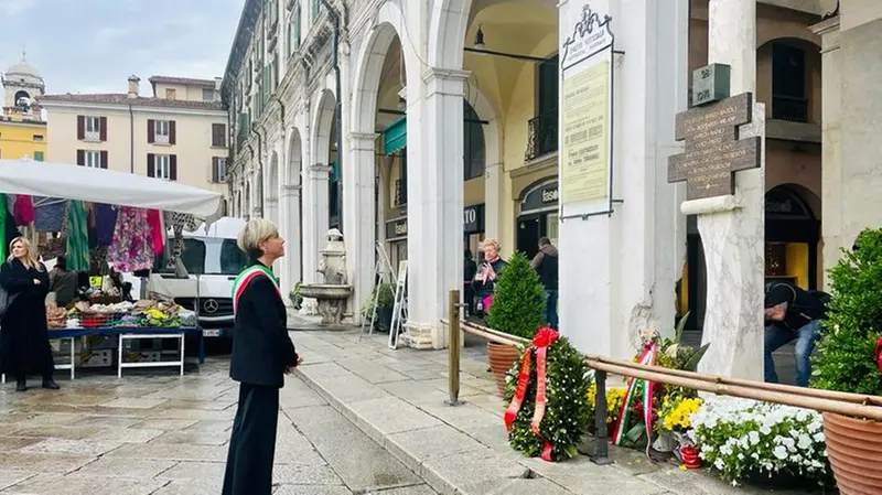 L'omaggio di Laura Castelletti alla stele delle vittime della Strage di Piazza della Loggia - © www.giornaledibrescia.it