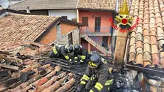 Tetto in fiamme a Darfo Boario