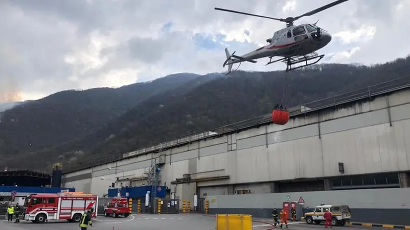 Elicottero al lavoro per l'incendio tra Sarezzo e Lumezzane