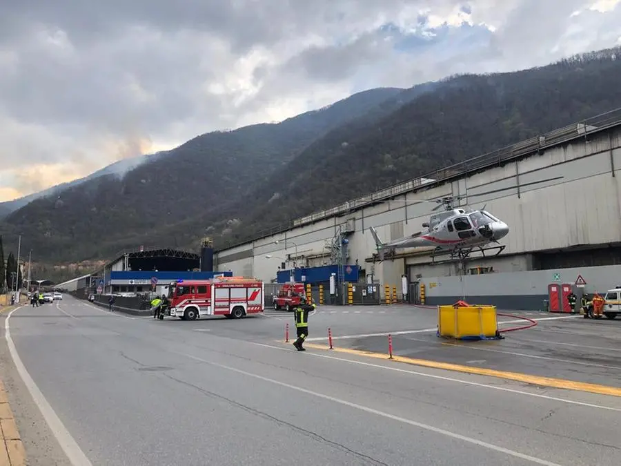 Elicottero al lavoro per l'incendio tra Sarezzo e Lumezzane