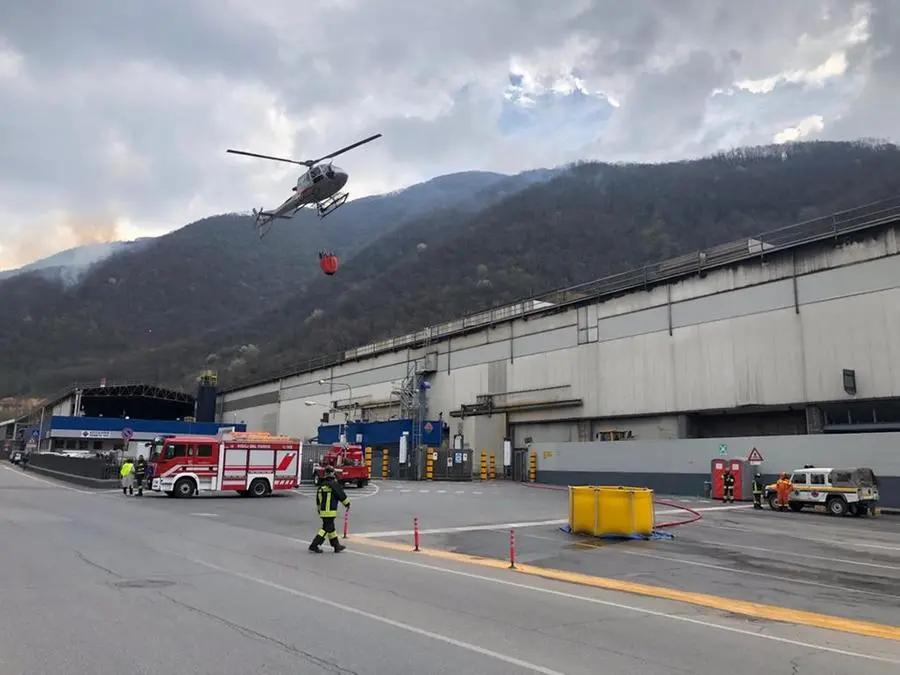 Elicottero al lavoro per l'incendio tra Sarezzo e Lumezzane