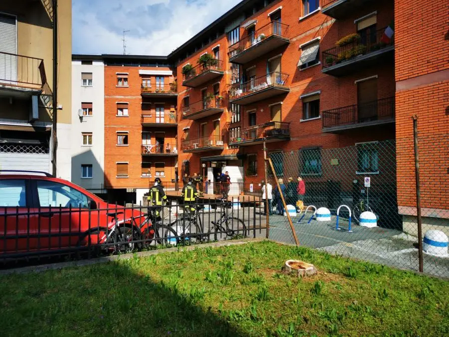 Residenti fuori casa in piazzale Spedali Civili a Brescia