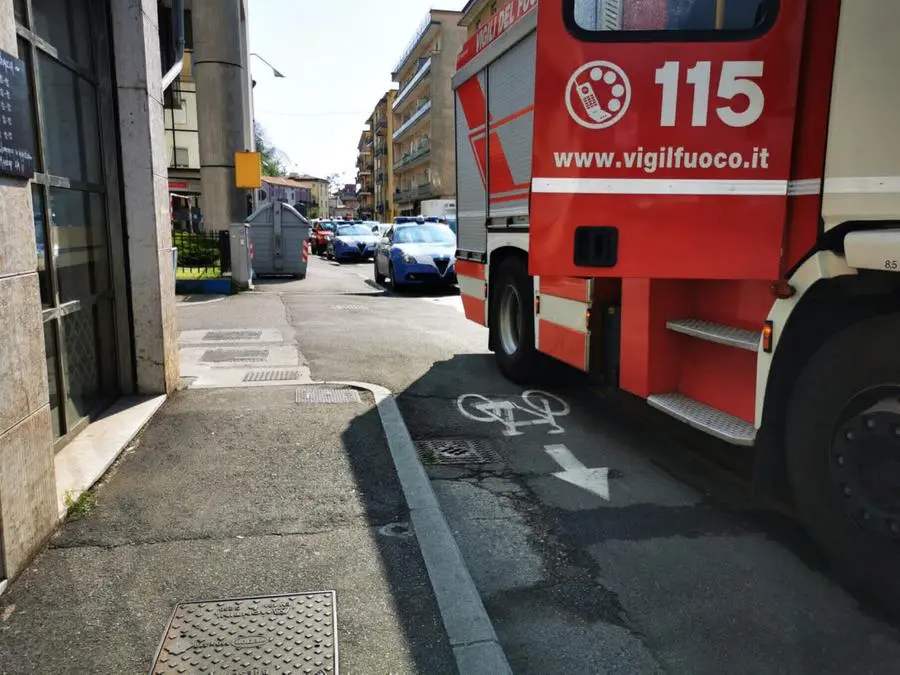 Residenti fuori casa in piazzale Spedali Civili a Brescia