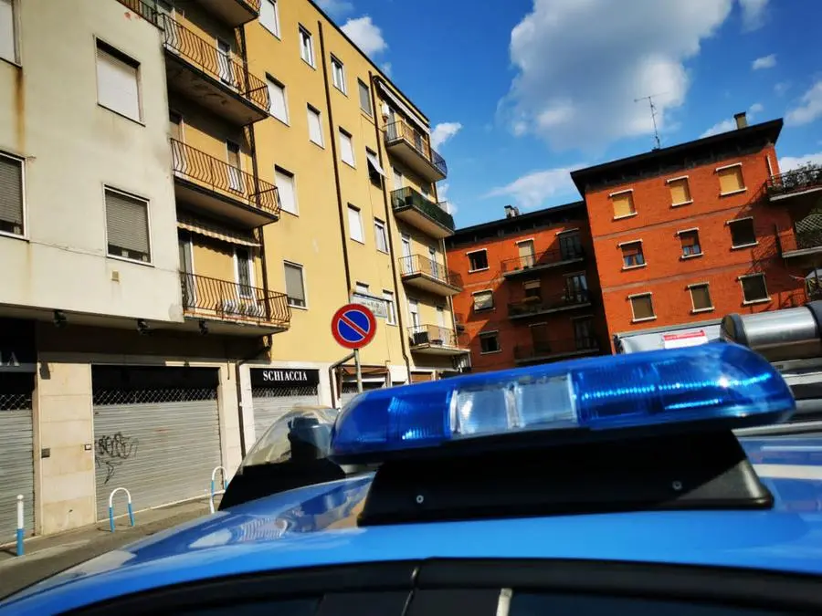 Residenti fuori casa in piazzale Spedali Civili a Brescia