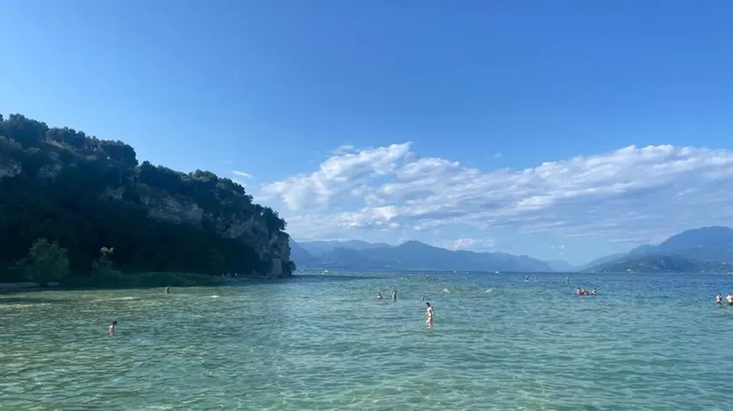 Il tuffo mortale alla spiaggia Giamaica a Sirmione - © www.giornaledibrescia.it