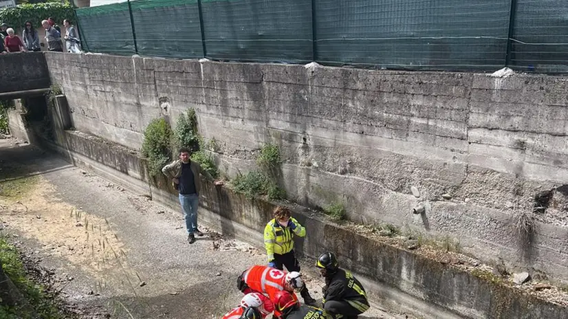 Soccorsi a Cologne per il motociclista finito nella roggia