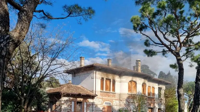Fiamme all'ex Sesto Senso di Desenzano