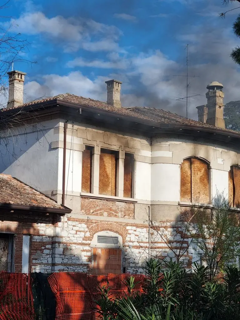 Fiamme all'ex Sesto Senso di Desenzano