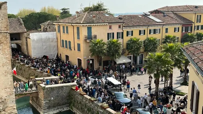 Code a Sirmione e lungolago sul Garda affollati